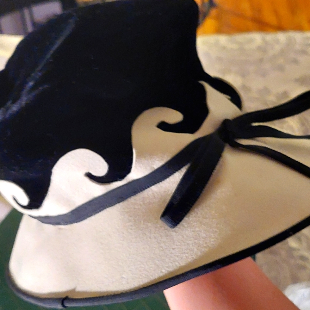 An Original Cathay of California, Vintage 1940s-1950s black/white hat